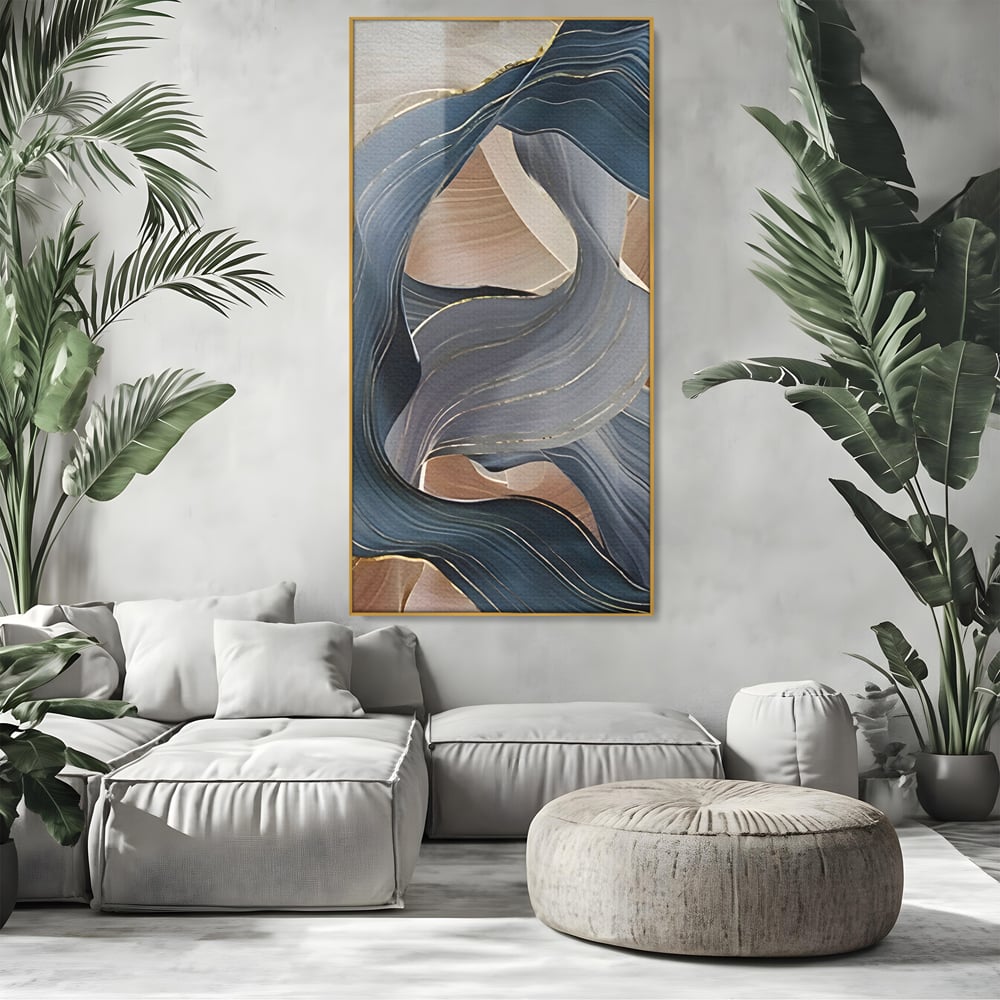 Tablou canvas cu pictura abstracta cu valuri ondulate, in rama de aluminiu auriu, pe perete intr-un living